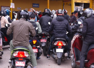 पेट्रोल पम्पमा उपभोक्ताको भीड