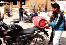 उपभोक्ताहरु भन्छन्ः आधा सिलिण्डर ग्याँस वितरण गर्दा पनि राहत महशुस गरेका छौँ