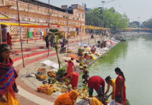 चैती छठ अन्तर्गत आज अस्ताउँदो सूर्यलाई अर्घ्य अर्पण गरिँदै
