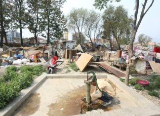 काठमाडौंको खोला किनारबाट अव्यवस्थित बसोवास हटाउने महानगरको प्रयास सफलः सडकमा आएनन् बस्तीवासी