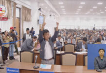 प्रतिनिधि सभाको बैठकमा श्रम संस्कृति पार्टीद्वारा प्लेकार्डसहित विरोध प्रदर्शन
